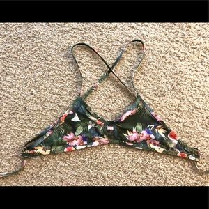 Jolyn Tomcat Printed Top in Samoa Green size M